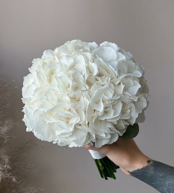 букет невесты из гортензии