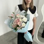 букет в голубой упаковку