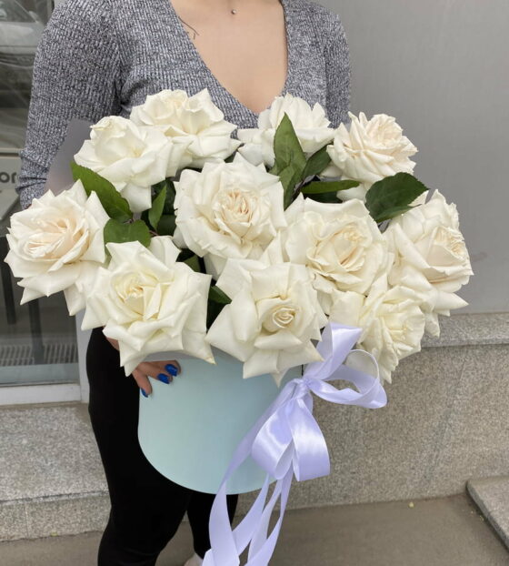 белые розы в коробке