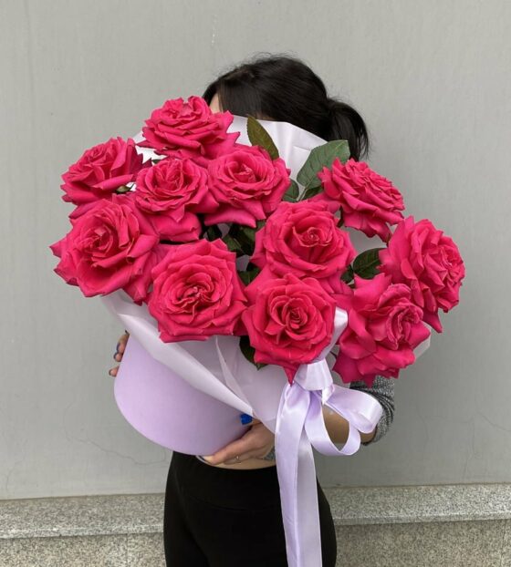 малиновые розы в коробке