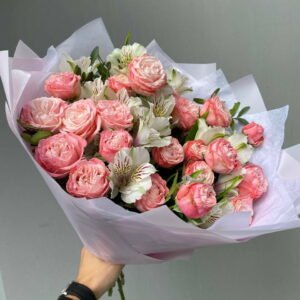 букет кустовые розы и альстромерии