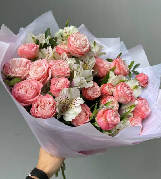 букет кустовые розы и альстромерии