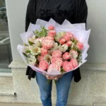 кустовые розы и альстромерии
