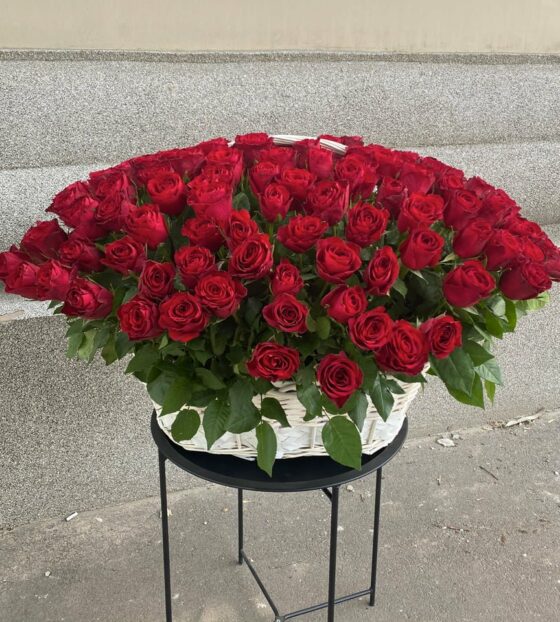 201 роза в корзине