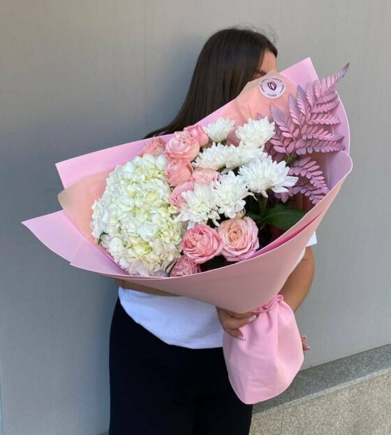 сборный букет с гортензией