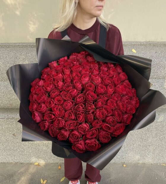 101 красная роза в черной упаковке