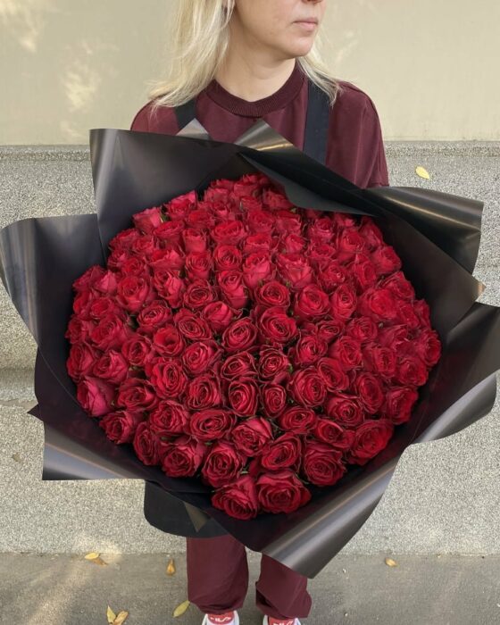 101 красная роза в черной упаковке
