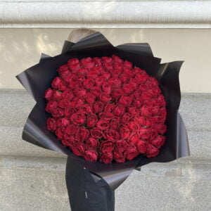 101 красная роза в черной упаковке