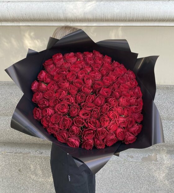 101 красная роза в черной упаковке