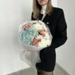 букет в руках девушки