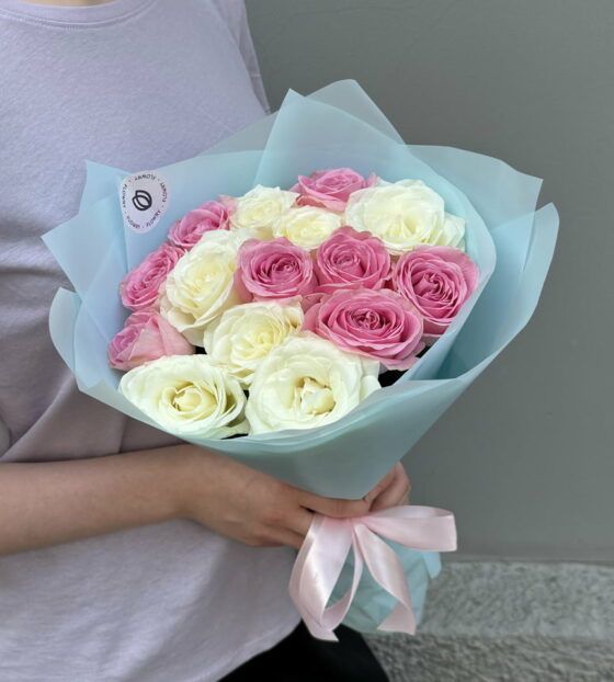 15 белых и розовых роз