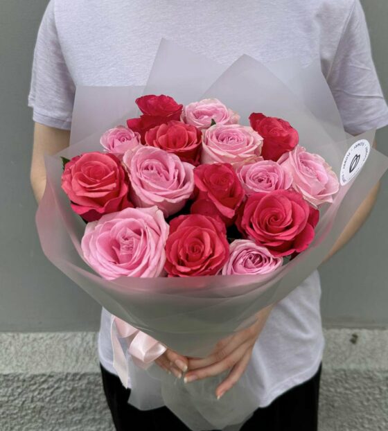 15 малиновых и розовых роз