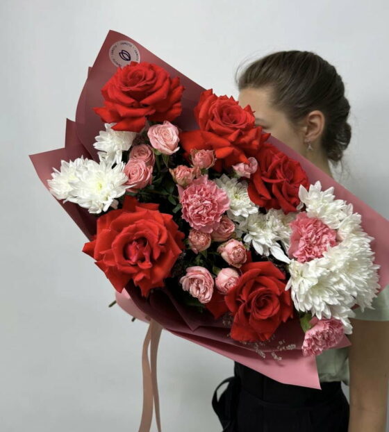 букет с красными розами