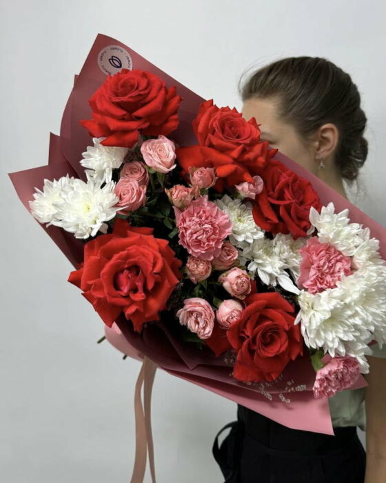 букет с красными розами