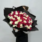 букет из 101 белой и малиновой розы