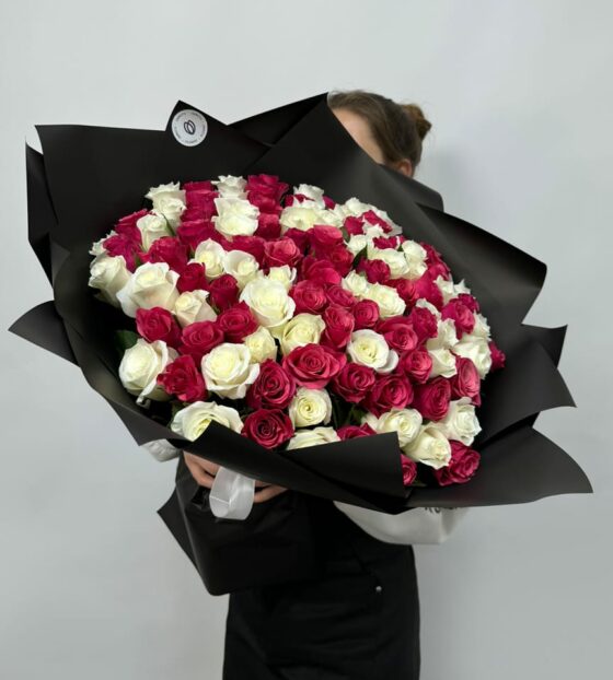 букет из 101 белой и малиновой розы