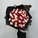 букет из 101 белой и малиновой розы