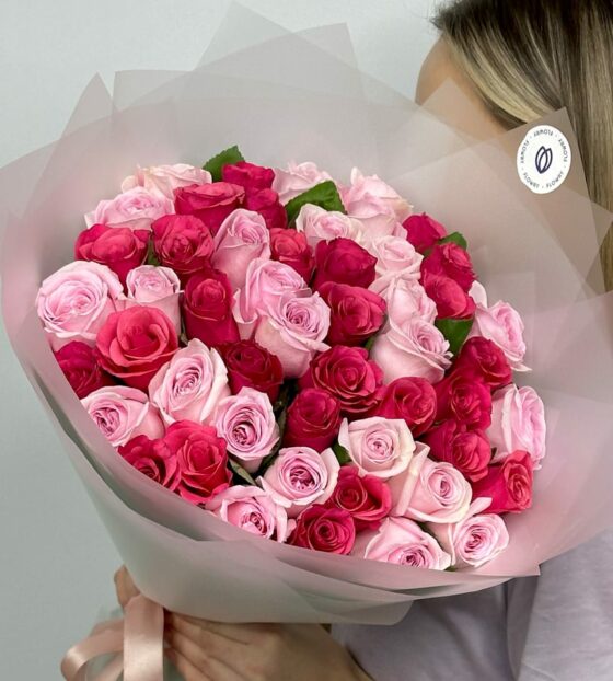 51 розовая и малиновая роз