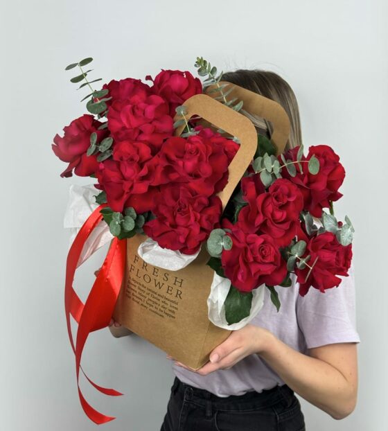 красные розы в сумочке