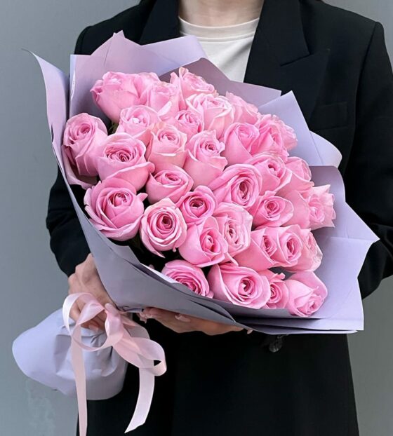 35 розовых роз