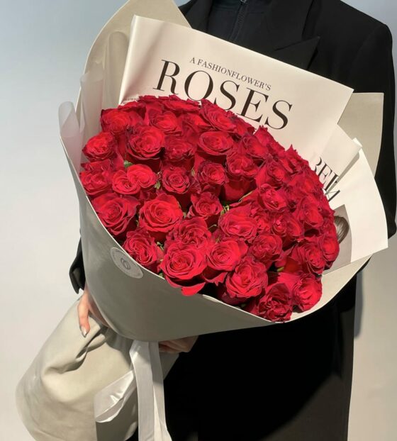 красная роза в букете