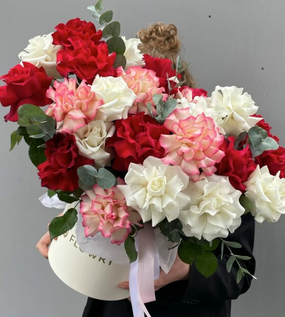 микс французских роз в коробке