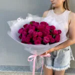 Монобукет из малиновых пионовидных роз — изображение 2