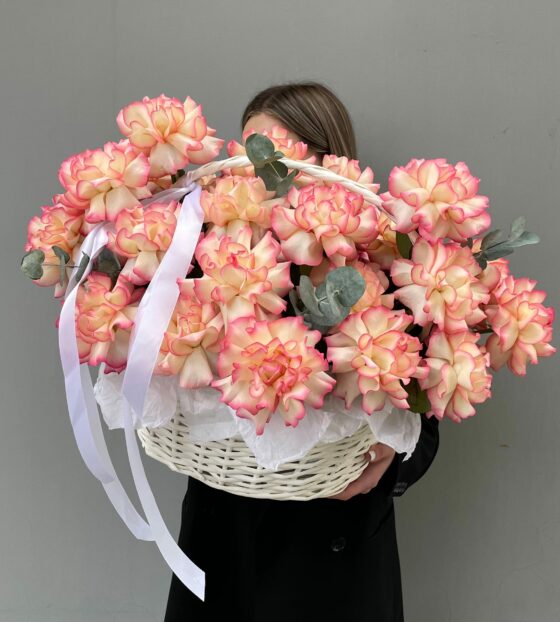 Розы в корзине