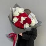 Букет из красных и белых роз