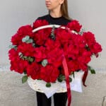 красные французские розы в корзине