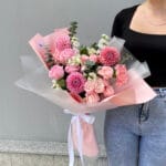 сборный букет с георгинами