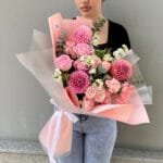 сборный букет с георгинами