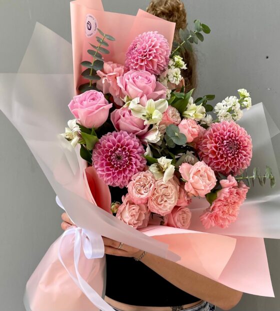 букет с георгинами