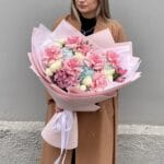 Авторский букет с гортензиями и французскими розами — изображение 3