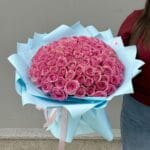 101 розовая роза в голубой упаковке