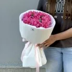 розовые розы с эвкалиптом