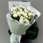 Монобукет из 9 белых пионовидных кустовых роз