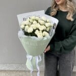 Монобукет из 9 белых пионовидных кустовых роз — изображение 2