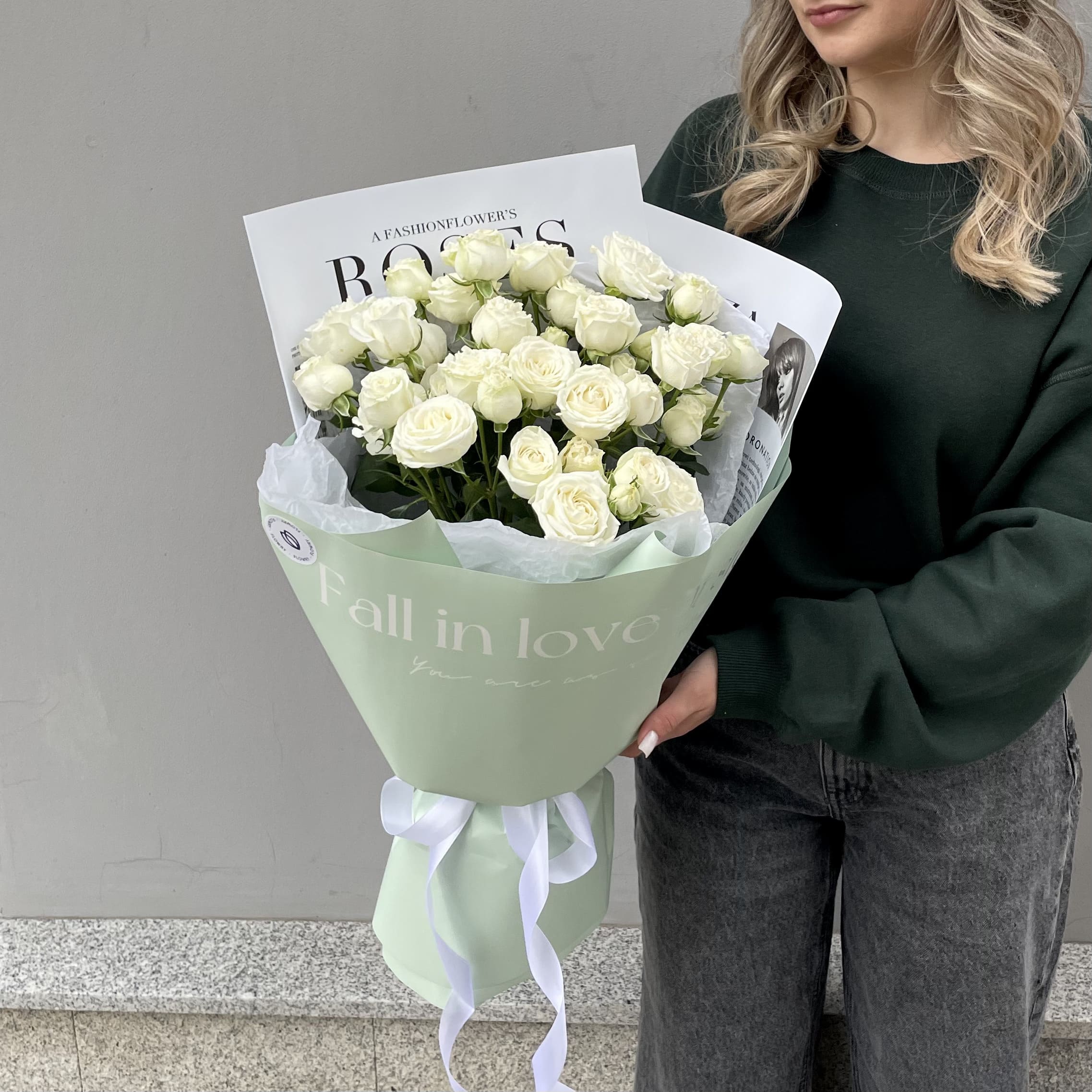 IMG_4289 Монобукет из 9 белых пионовидных кустовых роз — изображение 2