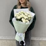 Монобукет из 9 белых пионовидных кустовых роз — изображение 3