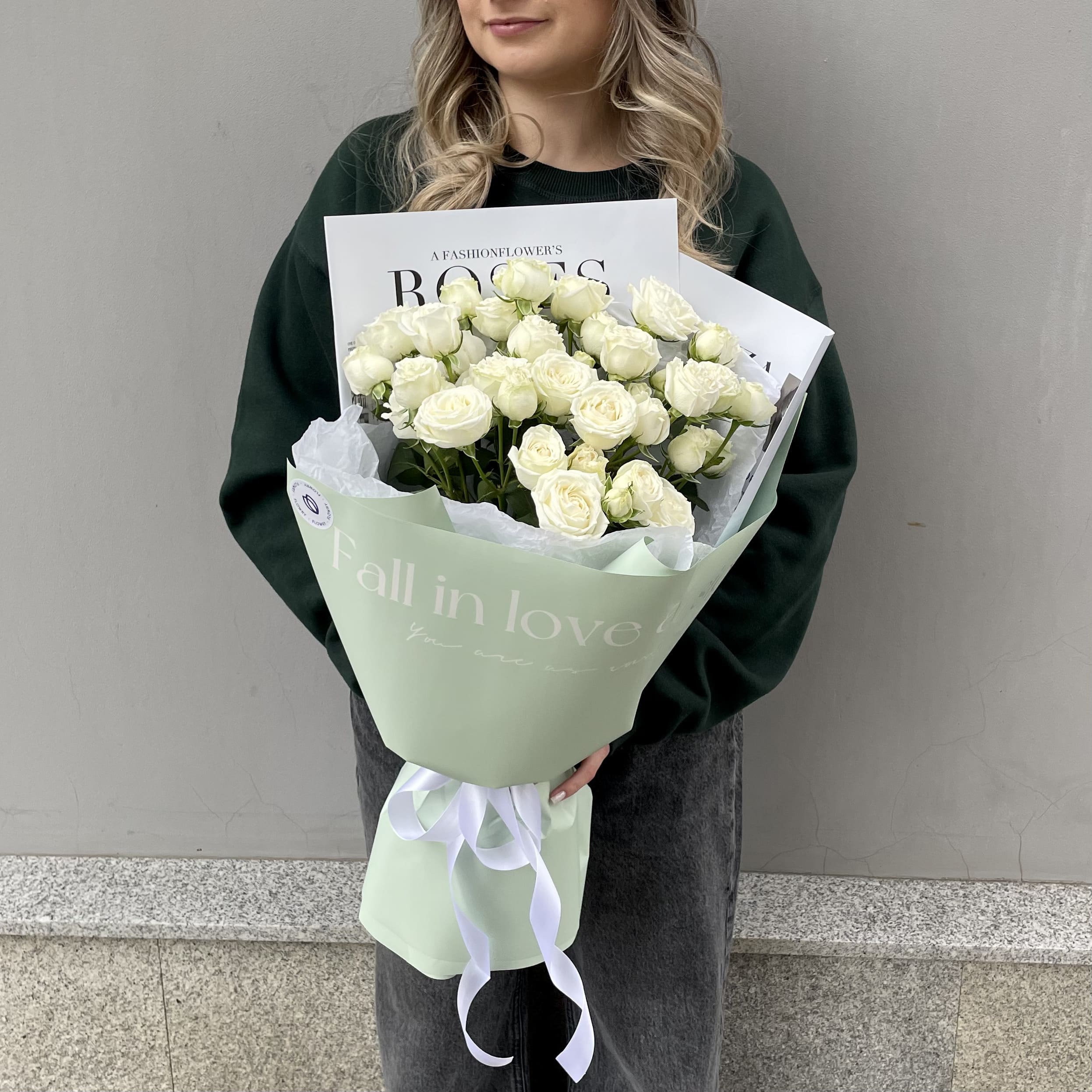 IMG_4291 Монобукет из 9 белых пионовидных кустовых роз — изображение 3