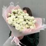 Монобукет из 15 белых кустовых пионовидных роз