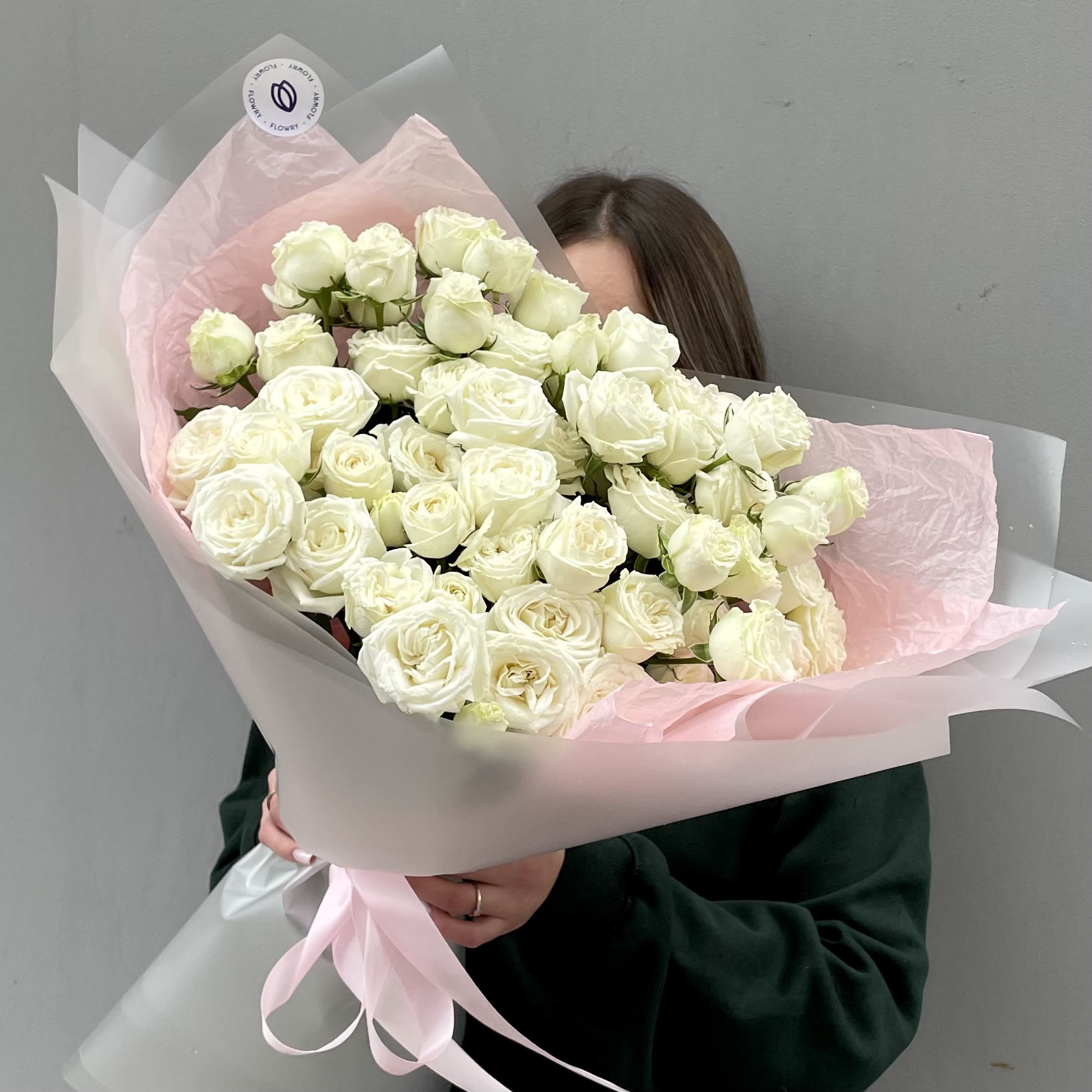 IMG_4311 Монобукет из 15 белых кустовых пионовидных роз — изображение 1