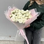 Монобукет из 15 белых кустовых пионовидных роз — изображение 2