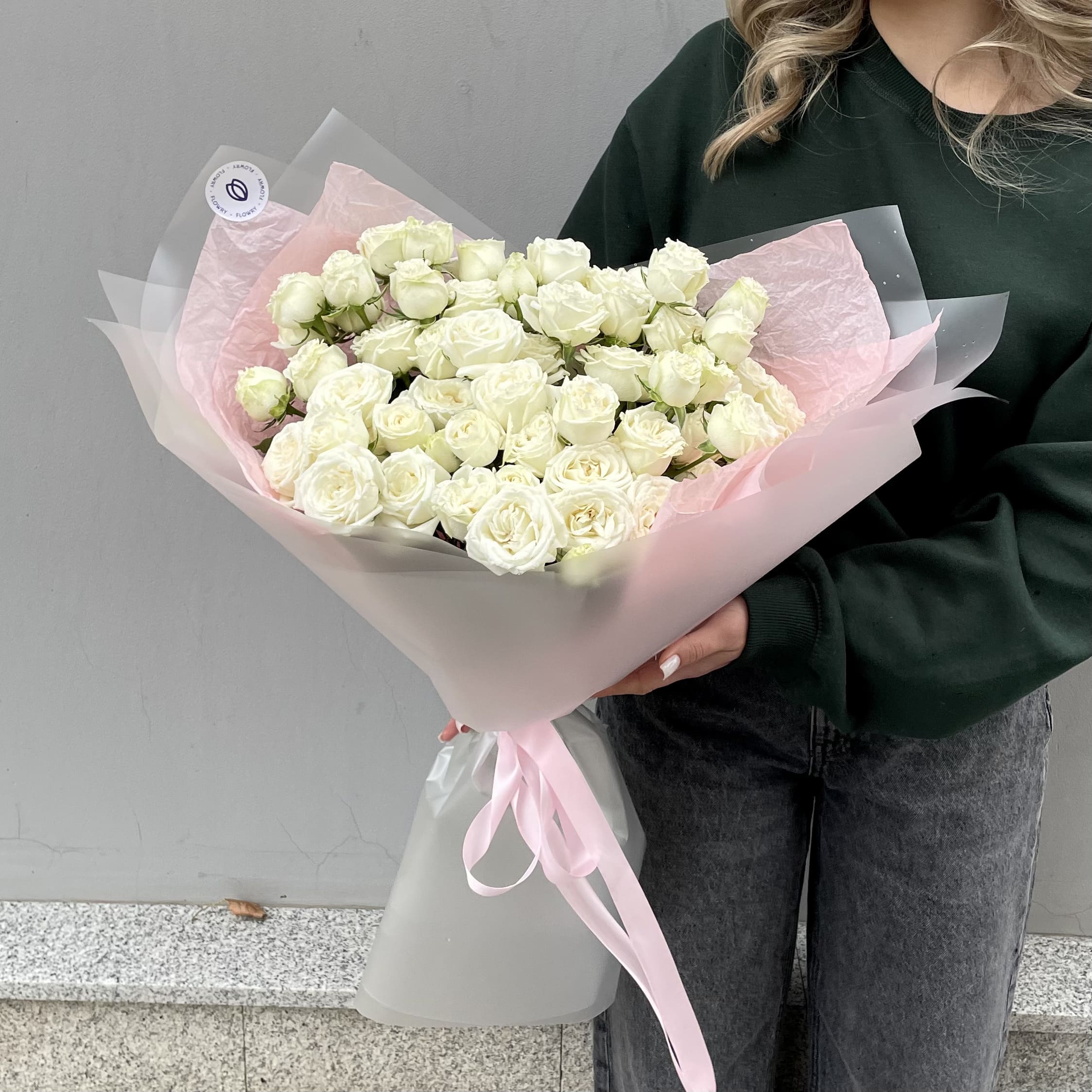 IMG_4312 Монобукет из 15 белых кустовых пионовидных роз — изображение 2