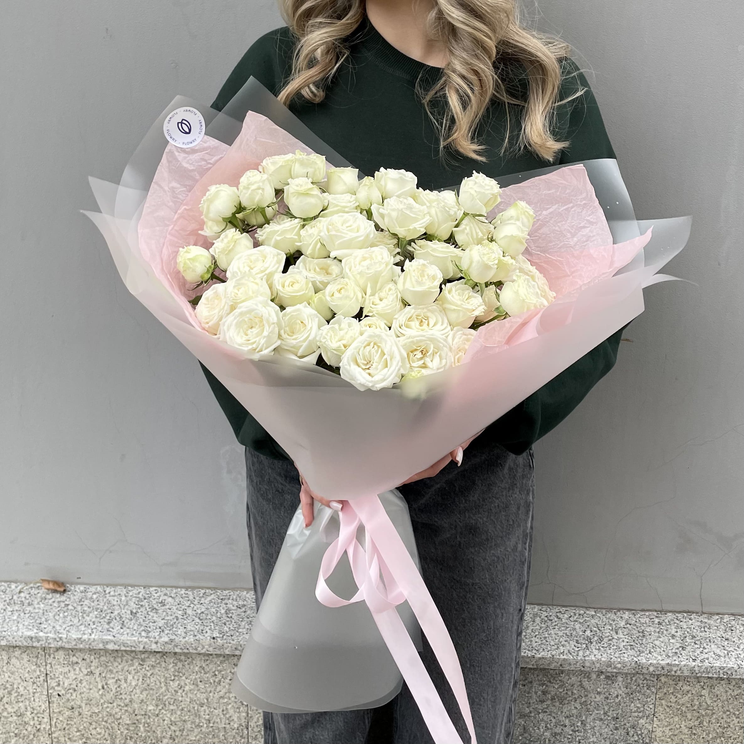 IMG_4316 Монобукет из 15 белых кустовых пионовидных роз — изображение 3