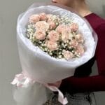 Букет с кустовыми розами и гипсофилой