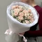 Букет с кустовыми розами и гипсофилой