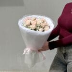Букет с кустовыми розами и гипсофилой — изображение 3