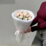 Букет с кустовыми розами и гипсофилой — изображение 3